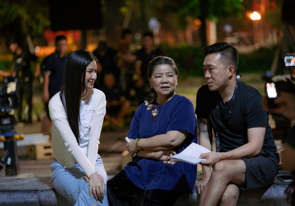 batch-anh-hau-truong-2-tu-trai-sang-nang-mo-nsnd-thanh-hoa-dao-dien-hoang-nam-2522-1758420233175-1758420233603170270205.jpg