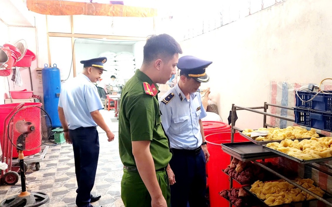 Vụ phù phép rau trôi nổi vào bếp ăn trường học ở Hà Nội: Công ty Liên Anh bị xử phạt - Ảnh 3.