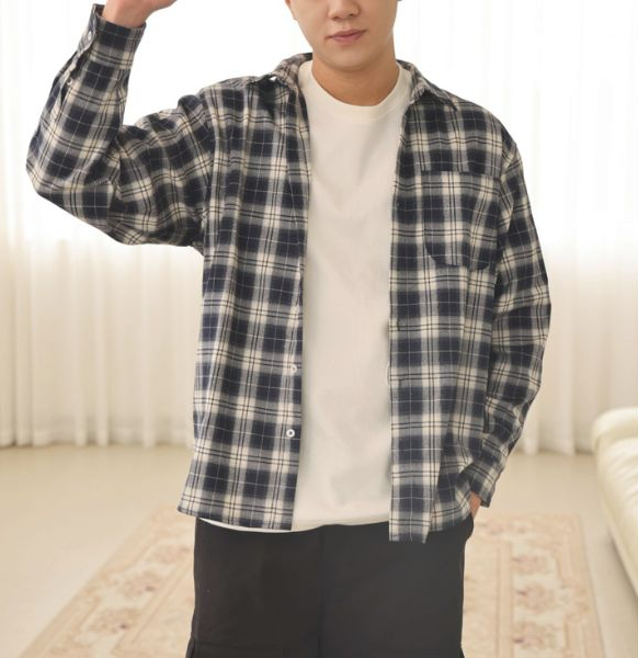 This is the simple, easy way to wear a men's shirt with a t-shirt - Photo 2. Đây mới là cách mặc áo thun phối sơ mi nam đơn giản, dễ mặc - Ảnh 2.