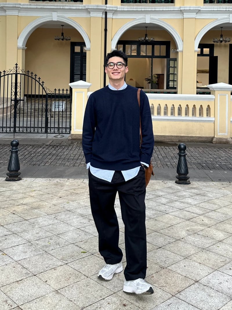 This is the simple, easy way to wear a men's shirt with a t-shirt - Photo 5. Đây mới là cách mặc áo thun phối sơ mi nam đơn giản, dễ mặc - Ảnh 5.