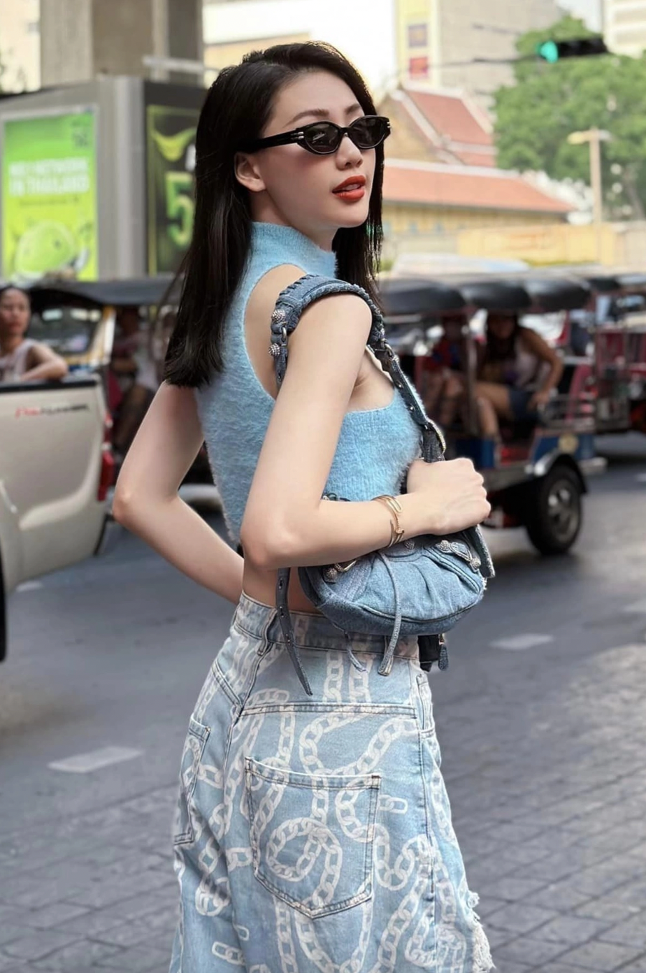 Sắc vóc Bùi Quỳnh Hoa: Nàng hậu biến hóa phong cách thời trang ấn tượng - Ảnh 6. Sắc vóc Bùi Quỳnh Hoa: Nàng hậu biến hóa phong cách thời trang ấn tượng - Ảnh 6.