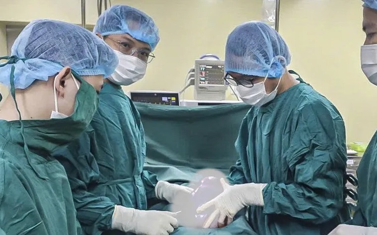 Đau bụng dưới kéo dài, bé gái 9 tuổi được phát hiện có u nang buồng trứng - Ảnh 2.