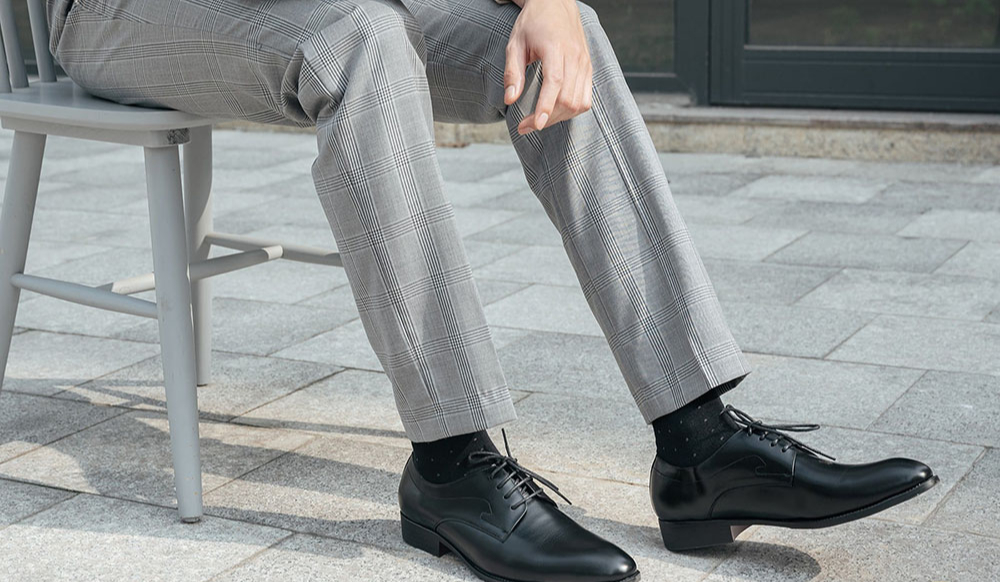 តើស្បែកជើងអ្វីដែលត្រូវពាក់ជាមួយខោ? - រូបថត ១. Mặc quần âu đi với giày gì? - Ảnh 1.