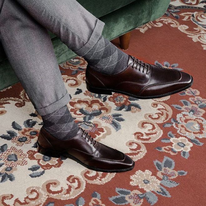 តើស្បែកជើងអ្វីដែលត្រូវពាក់ជាមួយខោ? - រូបថត ២. Mặc quần âu đi với giày gì? - Ảnh 2.