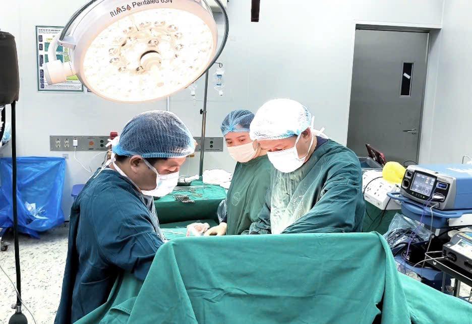 Người đàn ông 33 tuổi nhập viện trong tình trạng đau đớn sau khi ăn bún cá - Ảnh 1.