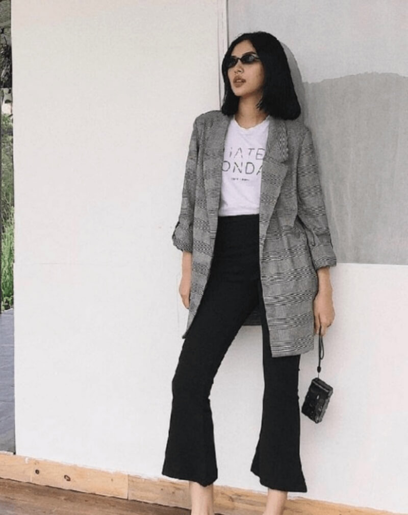 Cara menyelaraskan seluar suar mengikut bentuk badan - Foto 1. Cách phối đồ với quần ống loe theo dáng người - Ảnh 1.