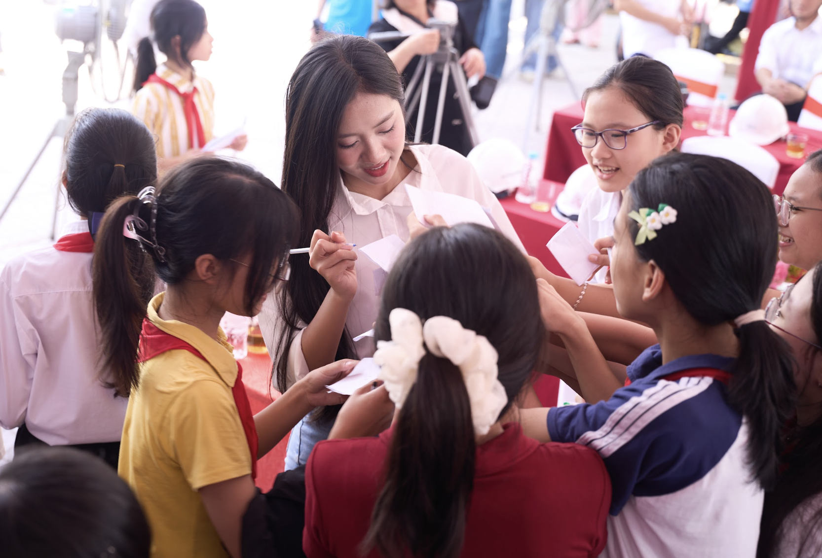 Hoa hậu Hà Trúc Linh và Á hậu Châu Anh , Vân Nhi khởi động dự án nhân ái Mái trường mơ ước - Ảnh 4.