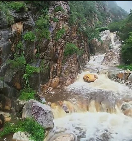 'Trăn khổng lồ' lù lù giữa suối khiến du khách hoảng sợ, ban quản lý nói: Nó đã ở đây hàng trăm triệu năm- Ảnh 1.