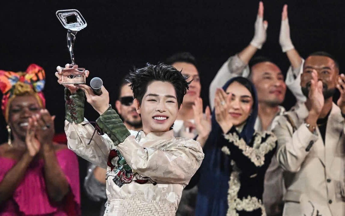 duc-phuc-01-1246-1758459208412-1758459209058586878800-0-102-720-1254-crop-1758787312565992707923.jpg