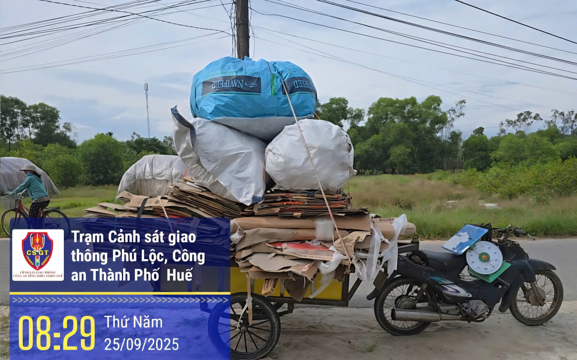 Người đ&agrave;n &ocirc;ng kh&ocirc;ng đội mũ bảo hiểm nhưng ch&oacute; lại đội ' mũ bảo hiểm ' g&acirc;y x&ocirc;n xao - Ảnh 1.