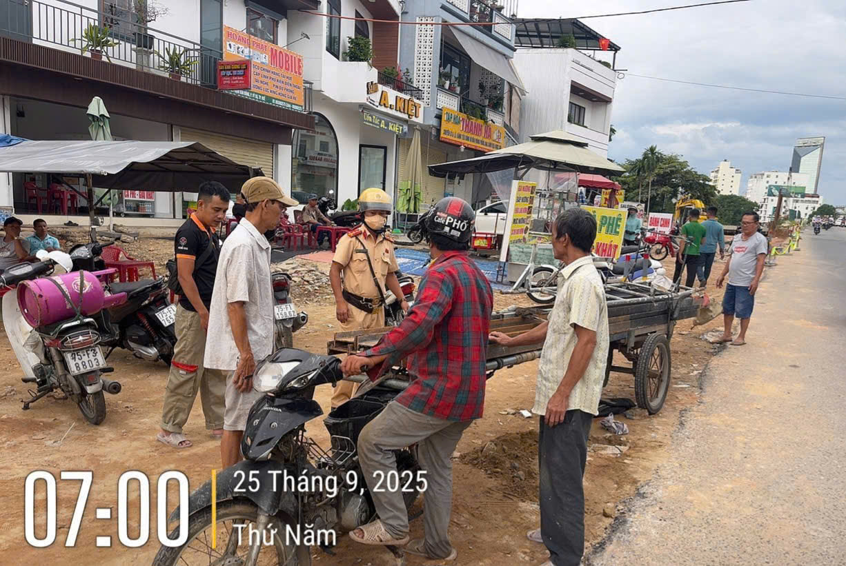 hue-xu-ly-hang-loat-xe-tu-che-cho-hang-cong-kenh-gay-mat-an-toan-giao-thong-2-17587906860431394129030.jpg