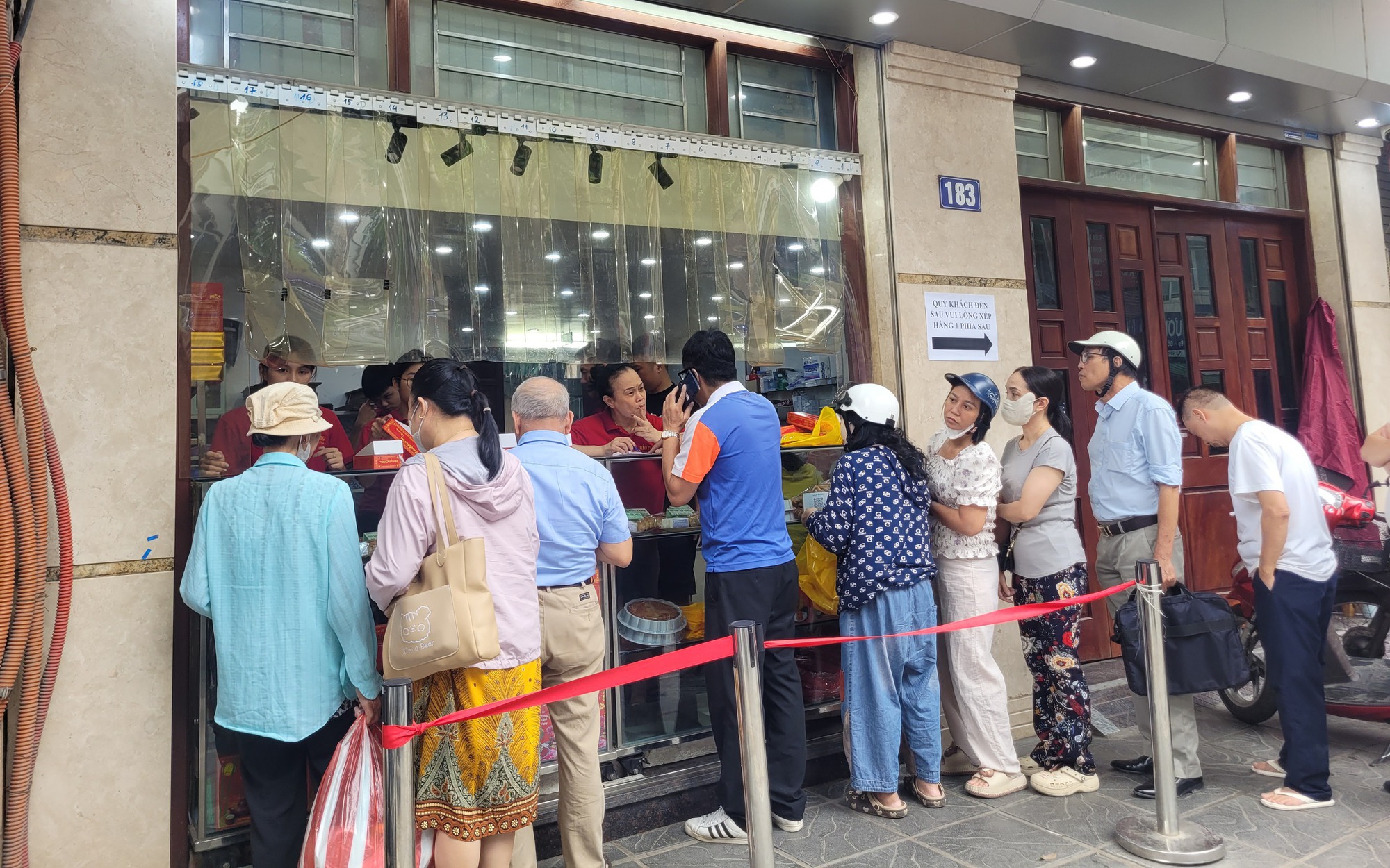 Sắc đỏ rực rỡ và Giá cả thị trường Tết Trung thu trên phố Hàng Mã , hàng Lược - Ảnh 1.