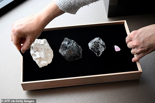 Hé lộ viên kim cương cỡ lớn hiếm có nhất trong hơn một thế kỷ - Ảnh 3. Hé lộ viên kim cương cỡ lớn hiếm có nhất trong hơn một thế kỷ - Ảnh 3.