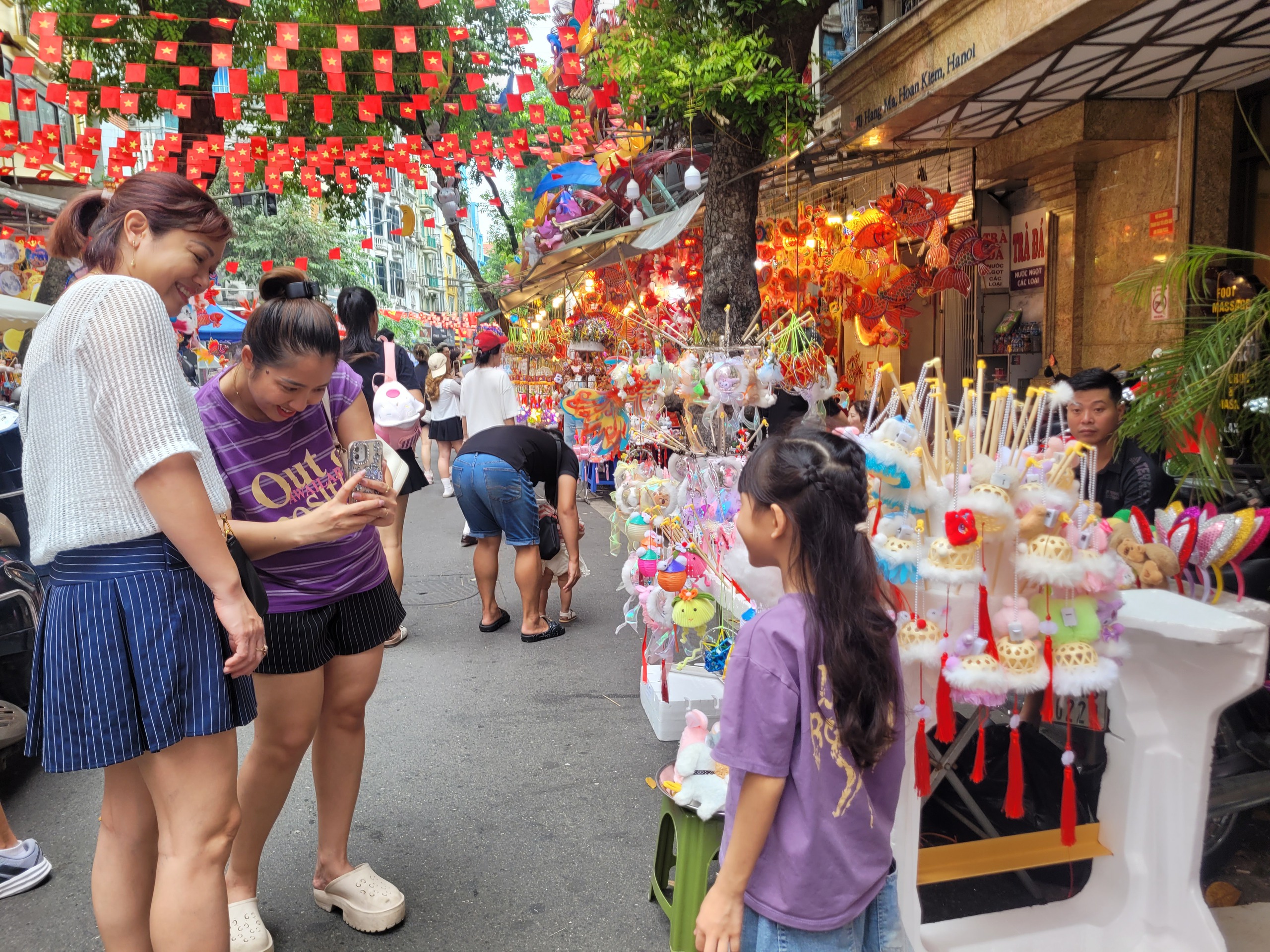 Sắc đỏ rực rỡ và Giá cả thị trường Tết Trung thu trên phố Hàng Mã , hàng Lược - Ảnh 10.