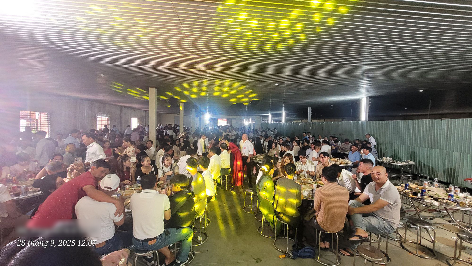 Mưa bão ập đến, rạp cưới ở Đà Nẵng tả tơi, 80 bàn tiệc phải di dời - Ảnh 3.
