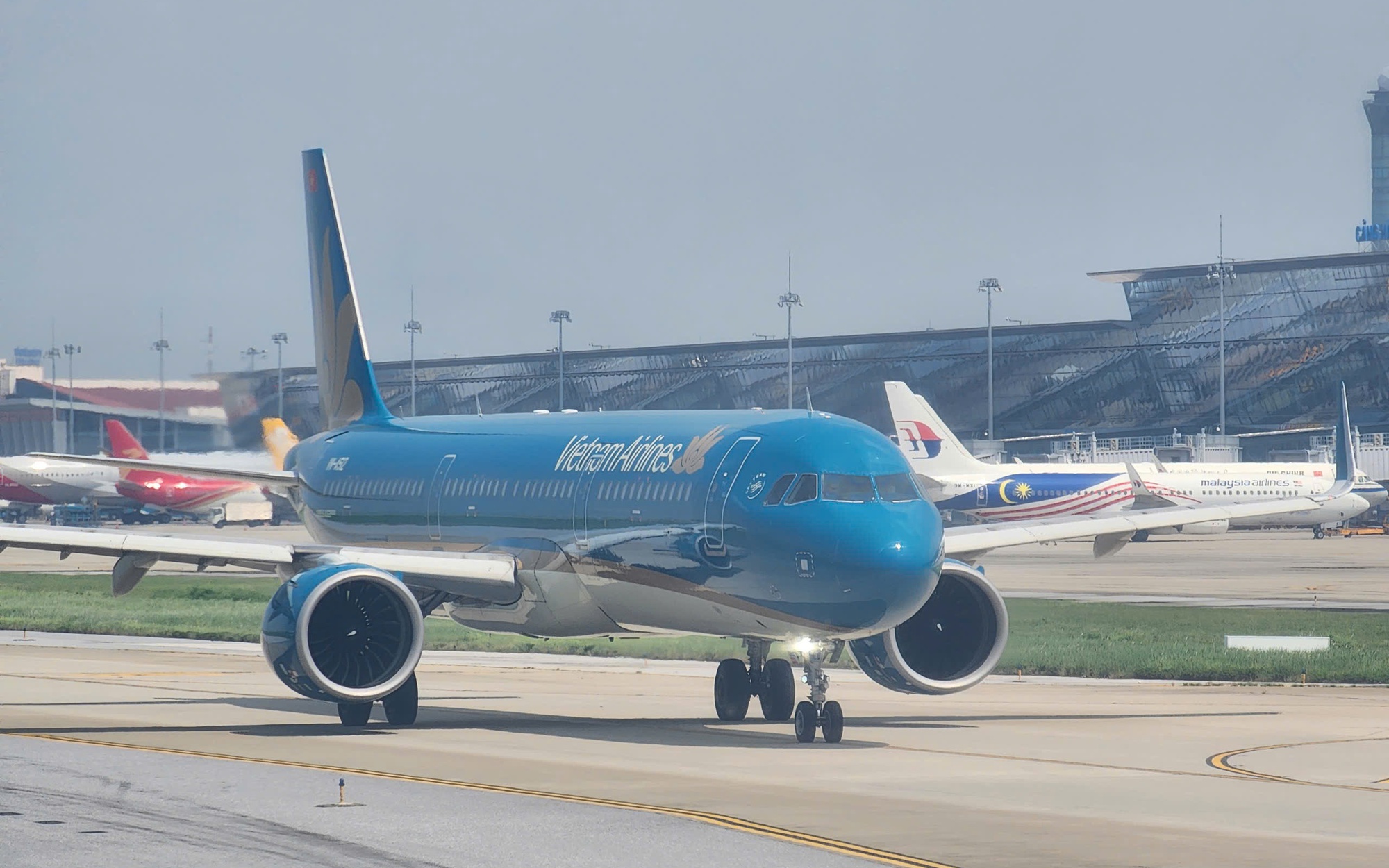 Bão số 10 làm hơn 300 chuyến bay đổi đường bay và gần 100 chuyến bị hủy - Ảnh 2. Bão số 10 làm hơn 300 chuyến bay đổi đường bay và gần 100 chuyến bị hủy - Ảnh 2.