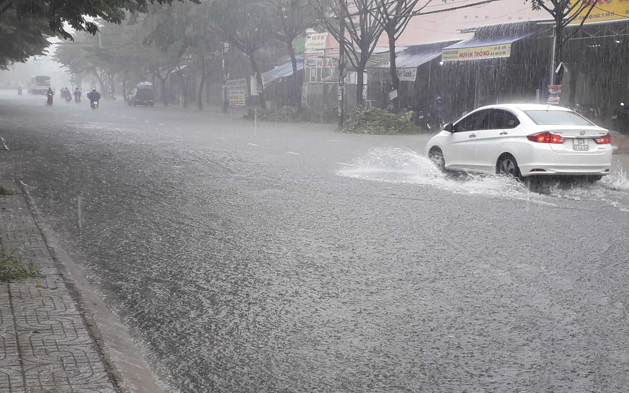 Tin bão mới nhất: Bão số 10 áp sát đất liền Trung Bộ, nơi nào tâm điểm mưa to?