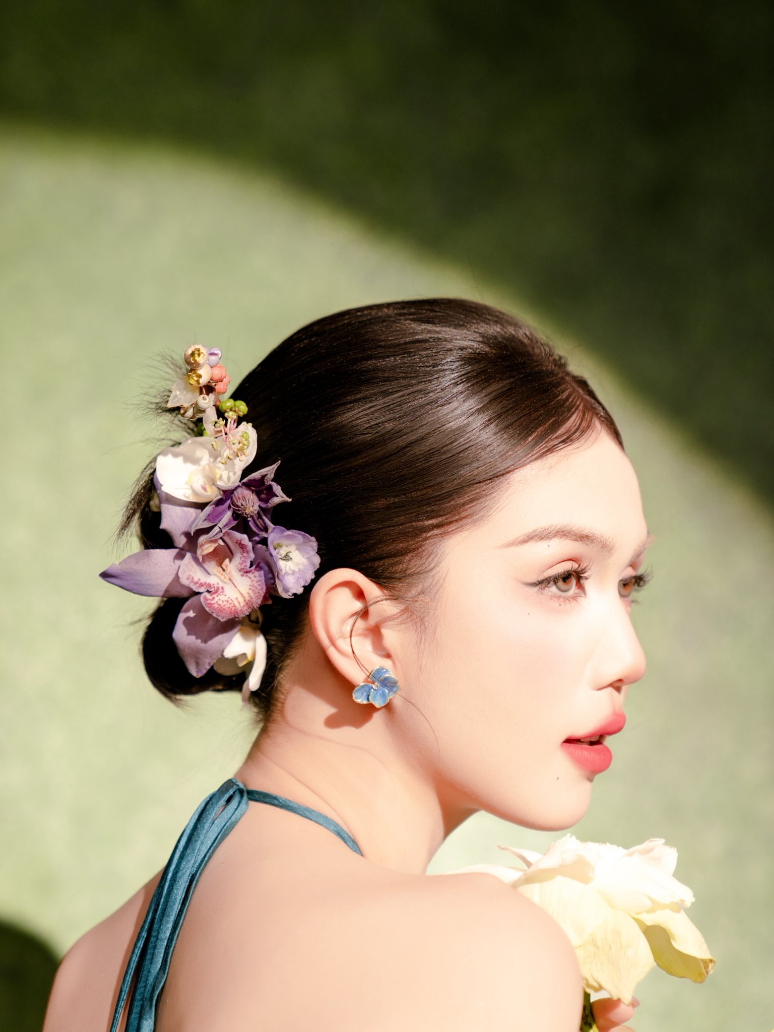 Ngọc Trinh xinh đẹp trong áo yếm lụa đào , phong cách thời trang nổi bật - Ảnh 1.
