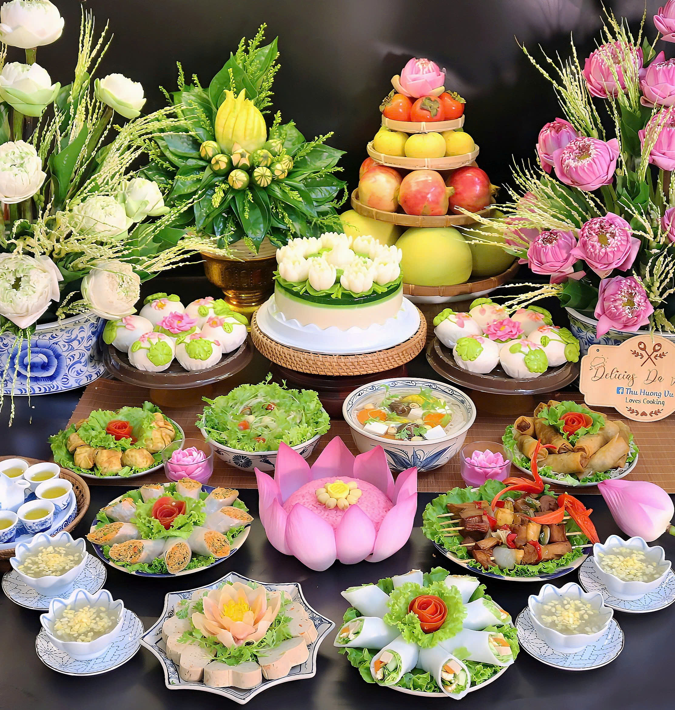 Jaká lahodná vegetariánská jídla jsou součástí vegetariánského tácu 15. dne 7. lunárního měsíce dobré matky v Hanoji? - Foto 1. Mâm cỗ chay ngày Rằm: Khi ẩm thực trở thành lời cầu nguyện bình an - Ảnh 2.
