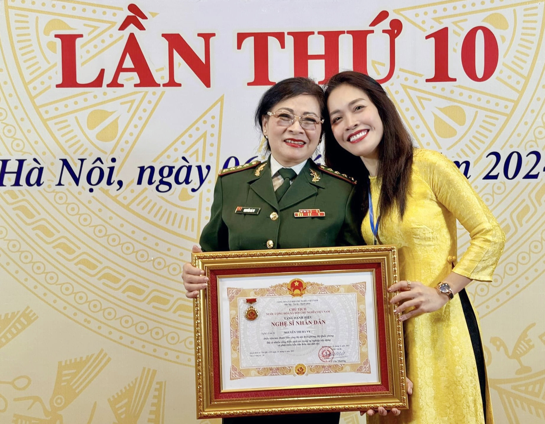 2 căn nhà của con gái NSND Hạ Vy - MC Hoàng Trang VTV và cách cắm hoa tươi chị em xem xong liền về học cách cắm- Ảnh 1. 2 căn nhà của con gái NSND Hạ Vy - MC Hoàng Trang VTV và cách cắm hoa tươi chị em xem xong liền về học cách cắm- Ảnh 1.