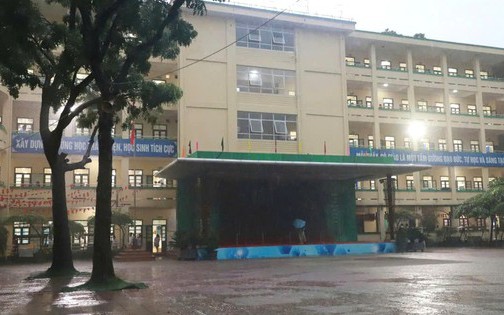 Ngập lụt khắp Hà Nội, hàng loạt trường linh hoạt bố trí bữa ăn, chỗ ngủ cho học sinh