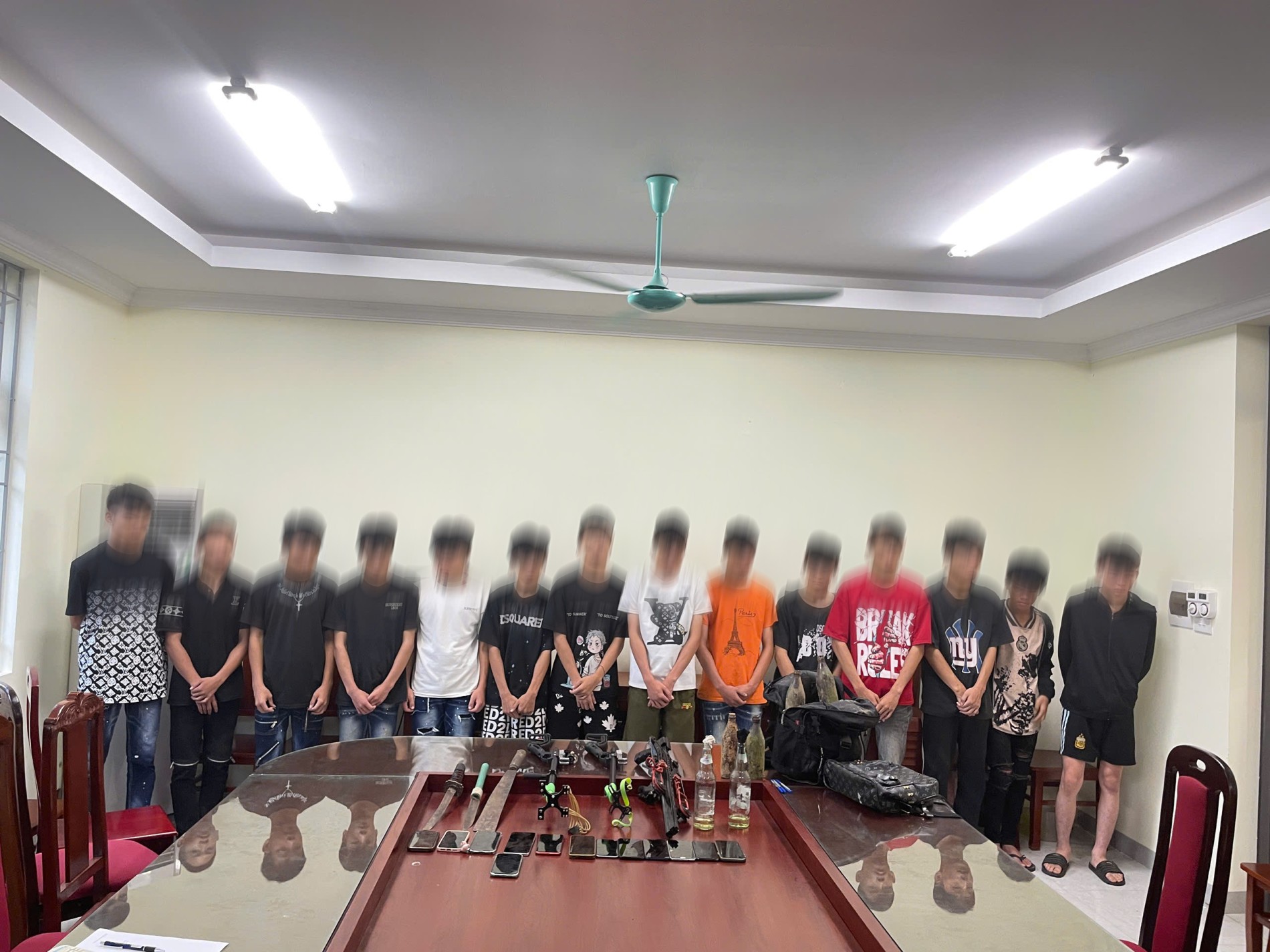 Thái Nguyên ngăn chặn nhóm thanh thiếu niên mang hung khí gây rối trật tự công cộng - Ảnh 2.