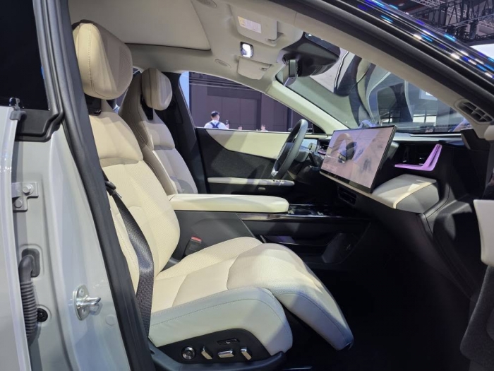 Xe gầm cao SUV hạng B giá 380 triệu đồng của Mazda đẹp long lanh, màn hình 26 inch đẹp hơn CX-5, rẻ chỉ ngang Kia Morning, Hyundai Grand i10 - Ảnh 5.