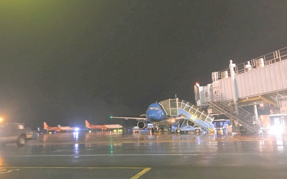 Hơn 300 chuyến bay phải đổi đường bay, gần 100 chuyến buộc hủy vì bão số 10