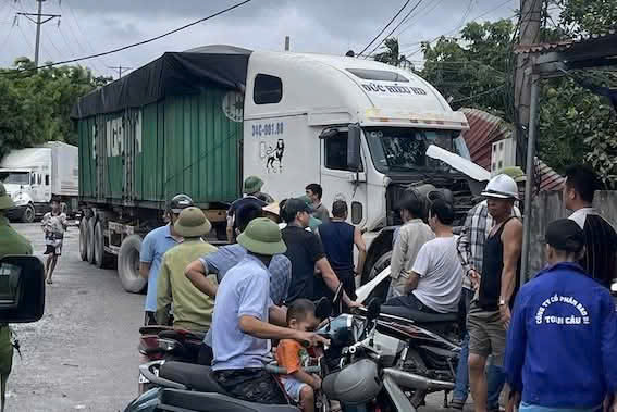  Tài xế container bị điện giật tử vong sau khi điều khiển đâm vào cột điện - Ảnh 1.