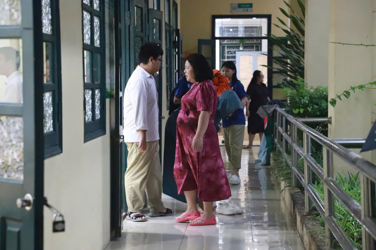 Ngập lụt khắp Hà Nội, hàng loạt trường linh hoạt bố trí bữa ăn, chỗ ngủ cho học sinh- Ảnh 2.