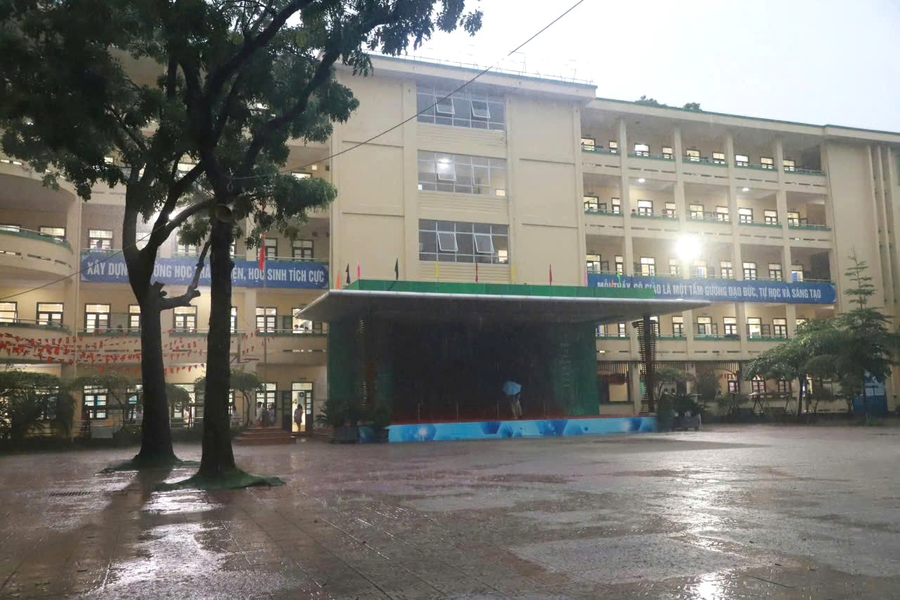 Ngập lụt khắp Hà Nội, hàng loạt trường linh hoạt bố trí bữa ăn, chỗ ngủ cho học sinh- Ảnh 1.