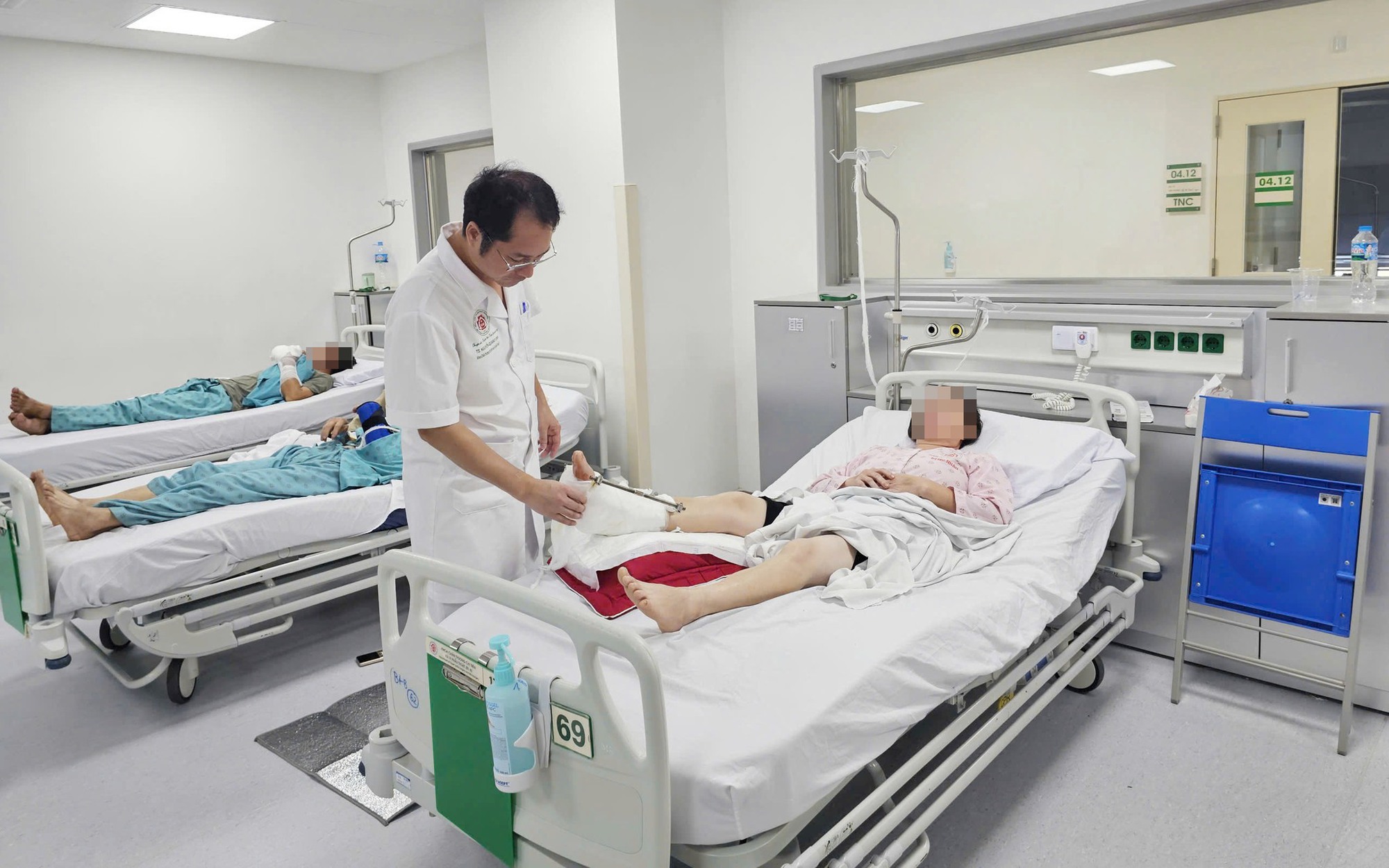 Xuyên đêm nối cẳng chân đứt rời cho nữ sinh 19 tuổi gặp tai nạn giao thông nghiêm trọng - Ảnh 2. Xuyên đêm nối cẳng chân đứt rời cho nữ sinh 19 tuổi gặp tai nạn giao thông nghiêm trọng - Ảnh 2.