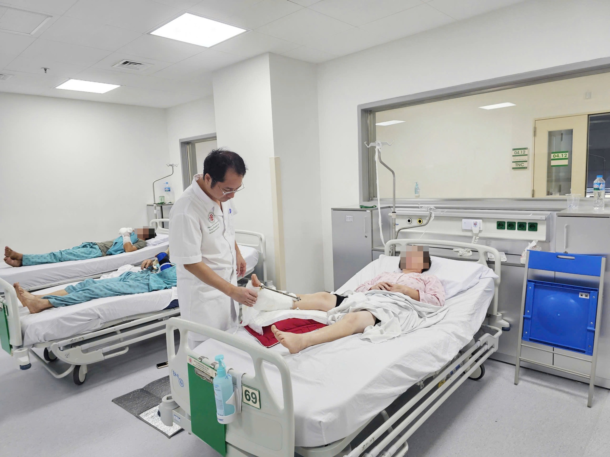 Người phụ nữ đi cấp cứu với cẳng chân bị đứt rời - Ảnh 2.