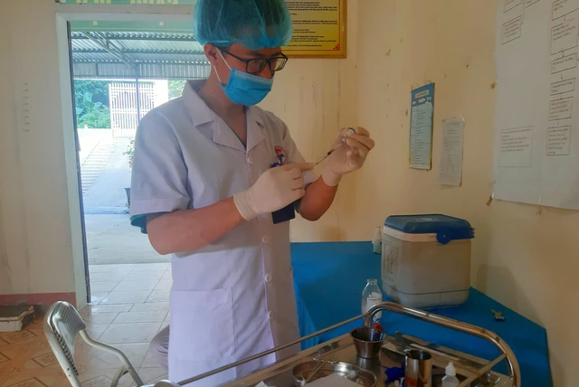 Bác sĩ trẻ lâm bạo bệnh, vợ ôm con 2 tháng tuổi ngóng trông - Ảnh 1. Bác sĩ trẻ lâm bạo bệnh, vợ ôm con 2 tháng tuổi ngóng trông - Ảnh 1.