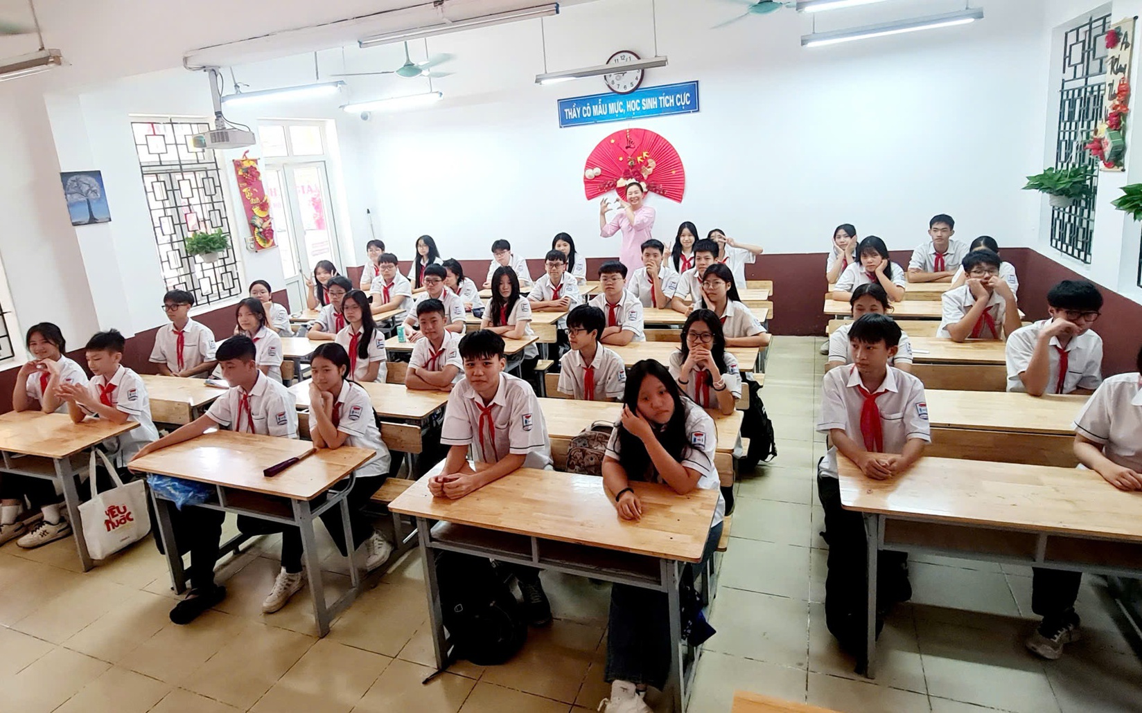 Ng&agrave;y khai trường đặc biệt ở H&agrave; Nội: 'Kh&ocirc;ng sao đ&acirc;u con, c&oacute; c&ocirc; ở đ&acirc;y rồi' - Ảnh 4.