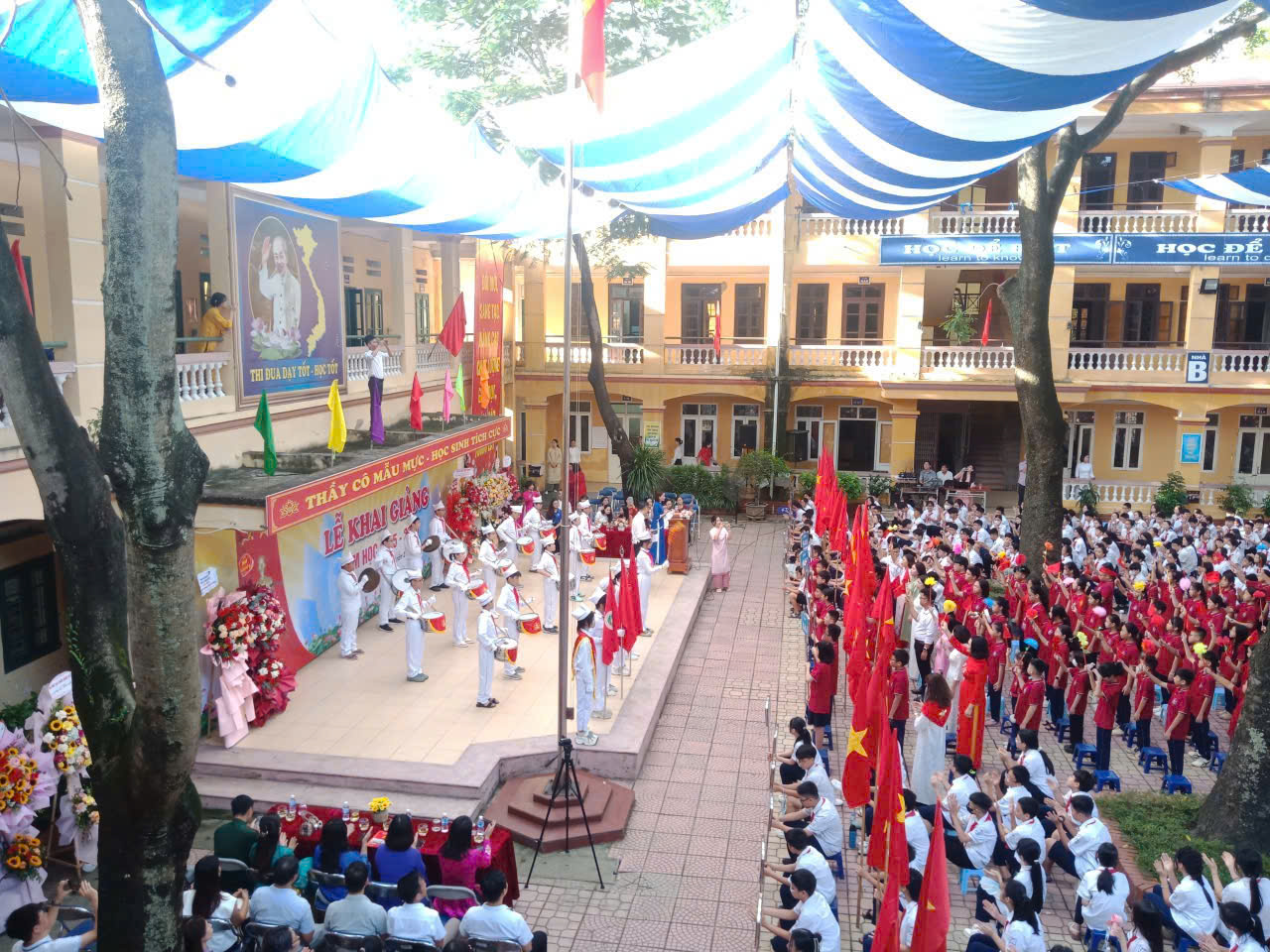 Tiếng trống khai GIẢNG ngân vang trên khắp cả nước: Trang nghiêm, mới mẻ và đầy hứng khởi - Ảnh 12. Tiếng trống khai GIẢNG ngân vang trên khắp cả nước: Trang nghiêm, mới mẻ và đầy hứng khởi - Ảnh 12.