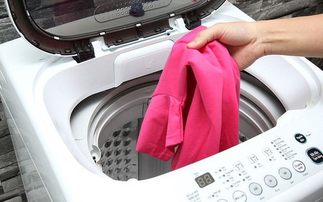 Vì sao không nên cho quần áo bẩn vào máy giặt ngay? Đơn giản nhưng không phải ai cũng biết - Ảnh 2. Vì sao không nên cho quần áo bẩn vào máy giặt ngay? Đơn giản nhưng không phải ai cũng biết - Ảnh 2.