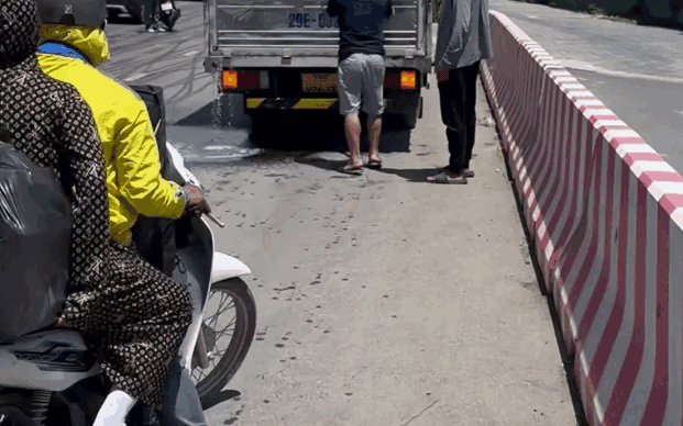Hà Nội: Xe tải chở dầu diesel vỡ téc khi đang di chuyển, hàng trăm lít dầu tràn xuống đường