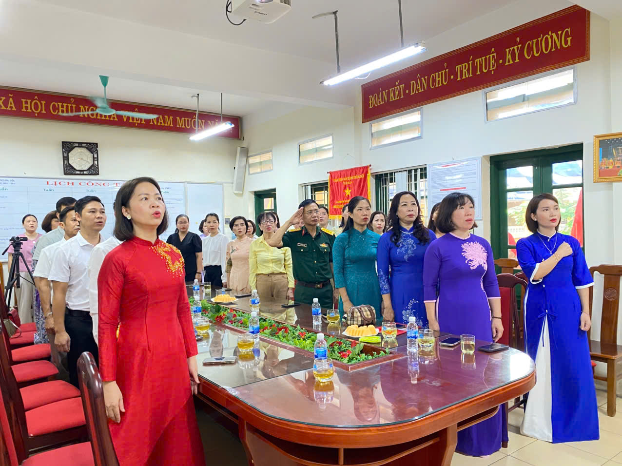 Tiếng trống khai GIẢNG ngân vang trên khắp cả nước: Trang nghiêm, mới mẻ và đầy hứng khởi - Ảnh 7. Tiếng trống khai GIẢNG ngân vang trên khắp cả nước: Trang nghiêm, mới mẻ và đầy hứng khởi - Ảnh 7.