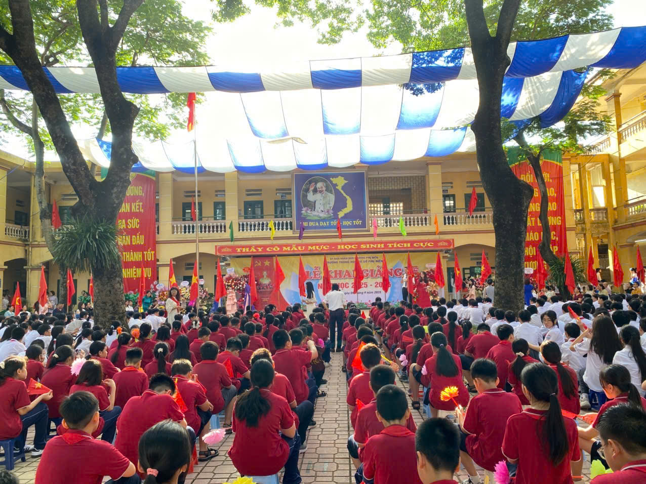 Tiếng trống khai GIẢNG ngân vang trên khắp cả nước: Trang nghiêm, mới mẻ và đầy hứng khởi - Ảnh 2. Tiếng trống khai GIẢNG ngân vang trên khắp cả nước: Trang nghiêm, mới mẻ và đầy hứng khởi - Ảnh 2.