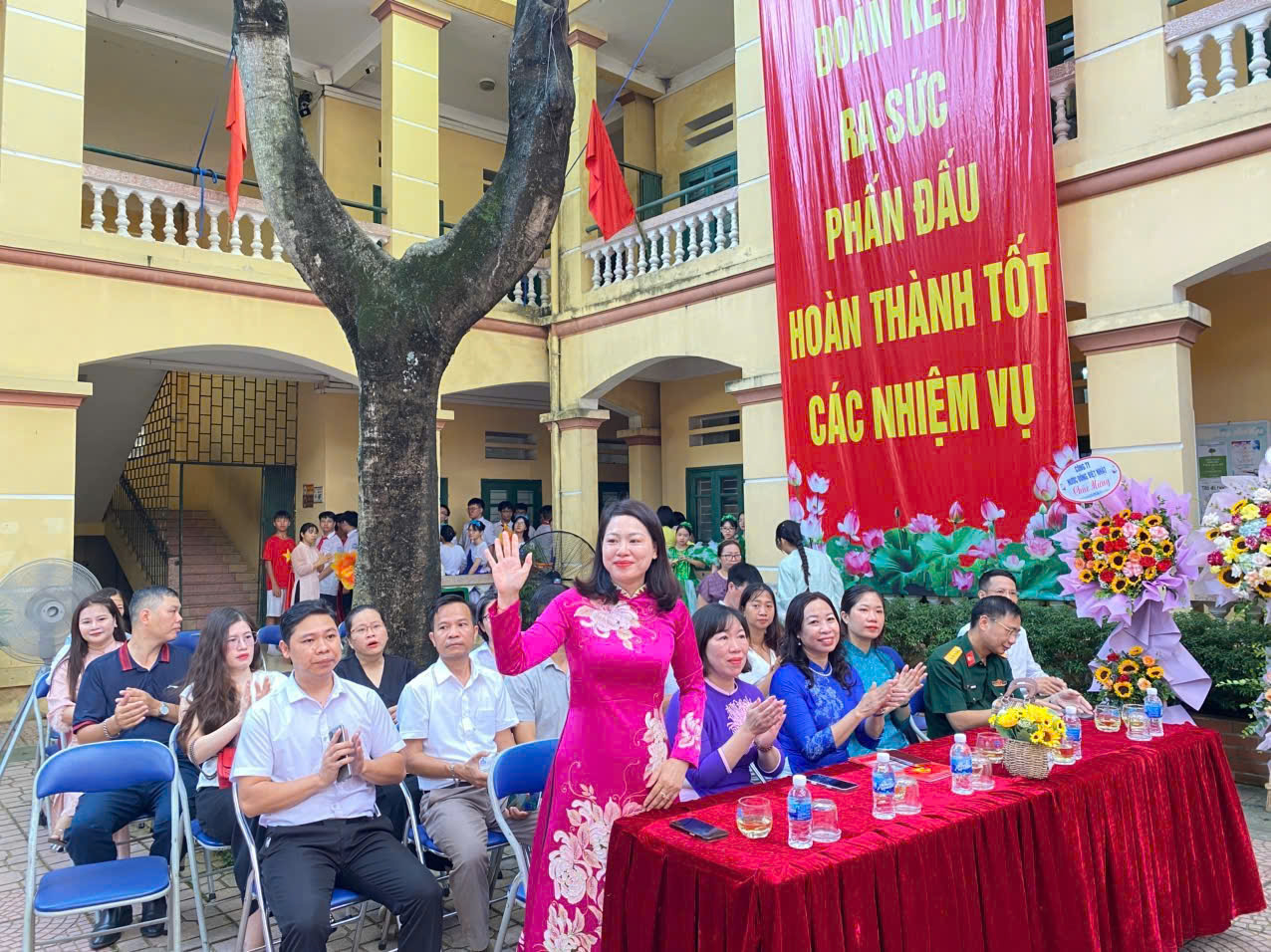 Tiếng trống khai GIẢNG ngân vang trên khắp cả nước: Trang nghiêm, mới mẻ và đầy hứng khởi - Ảnh 4. Tiếng trống khai GIẢNG ngân vang trên khắp cả nước: Trang nghiêm, mới mẻ và đầy hứng khởi - Ảnh 4.