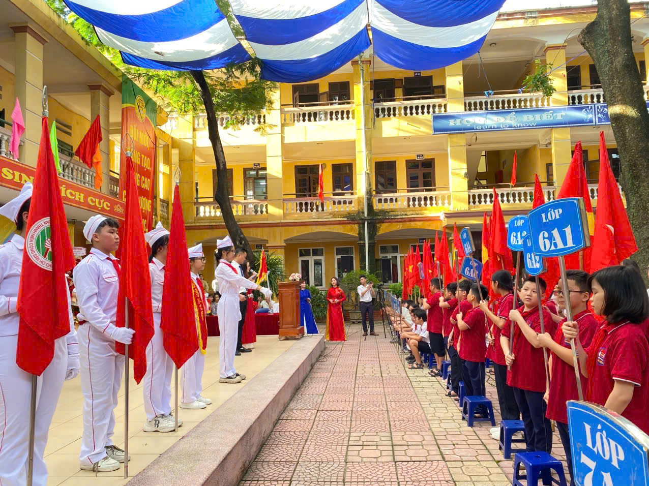 Tiếng trống khai GIẢNG ngân vang trên khắp cả nước: Trang nghiêm, mới mẻ và đầy hứng khởi - Ảnh 3. Tiếng trống khai GIẢNG ngân vang trên khắp cả nước: Trang nghiêm, mới mẻ và đầy hứng khởi - Ảnh 3.