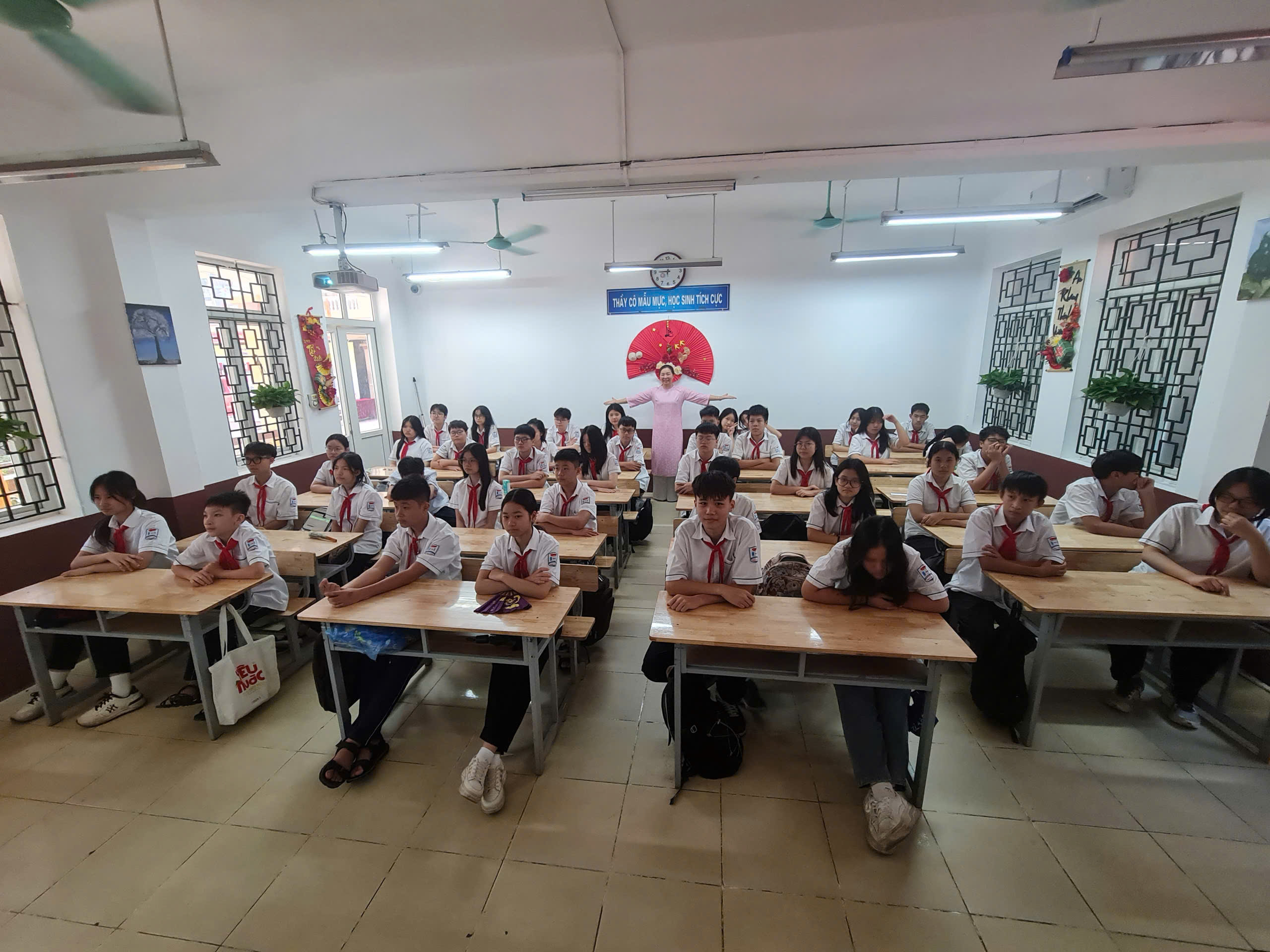Tiếng trống khai GIẢNG ngân vang trên khắp cả nước: Trang nghiêm, mới mẻ và đầy hứng khởi - Ảnh 8. Tiếng trống khai GIẢNG ngân vang trên khắp cả nước: Trang nghiêm, mới mẻ và đầy hứng khởi - Ảnh 8.