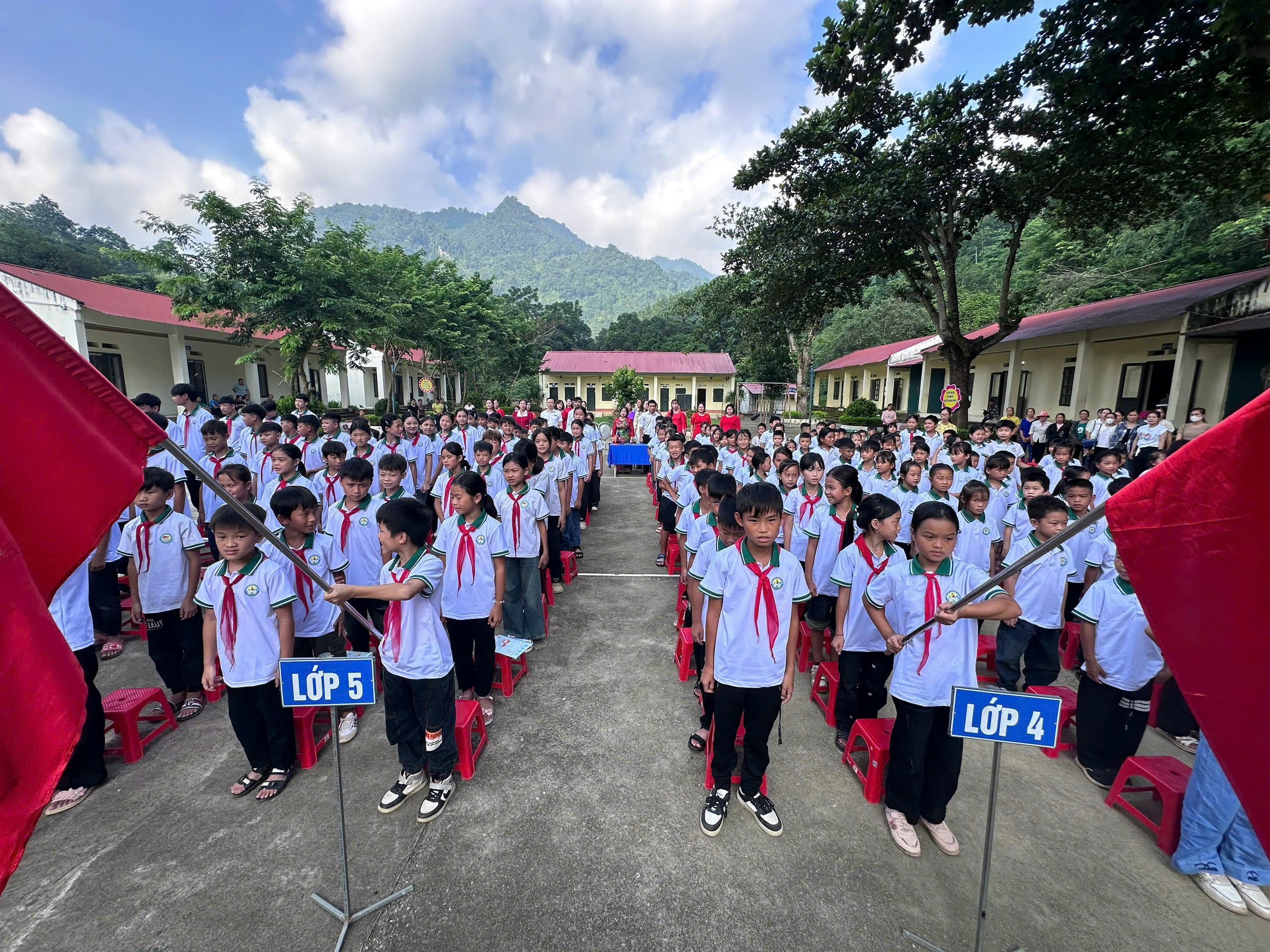 Khai giảng ở Thái Nguyên: Niềm vui đến trường sau những nhọc nhằn đường xa - Ảnh 2. Khai giảng ở Thái Nguyên: Niềm vui đến trường sau những nhọc nhằn đường xa - Ảnh 2.