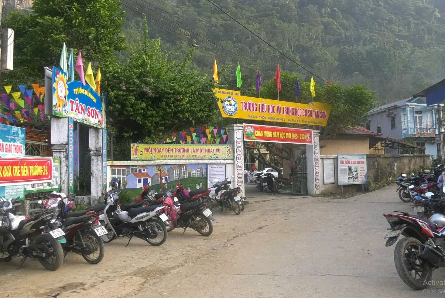 Khai giảng ở Thái Nguyên: Niềm vui đến trường sau những nhọc nhằn đường xa - Ảnh 1. Khai giảng ở Thái Nguyên: Niềm vui đến trường sau những nhọc nhằn đường xa - Ảnh 1.