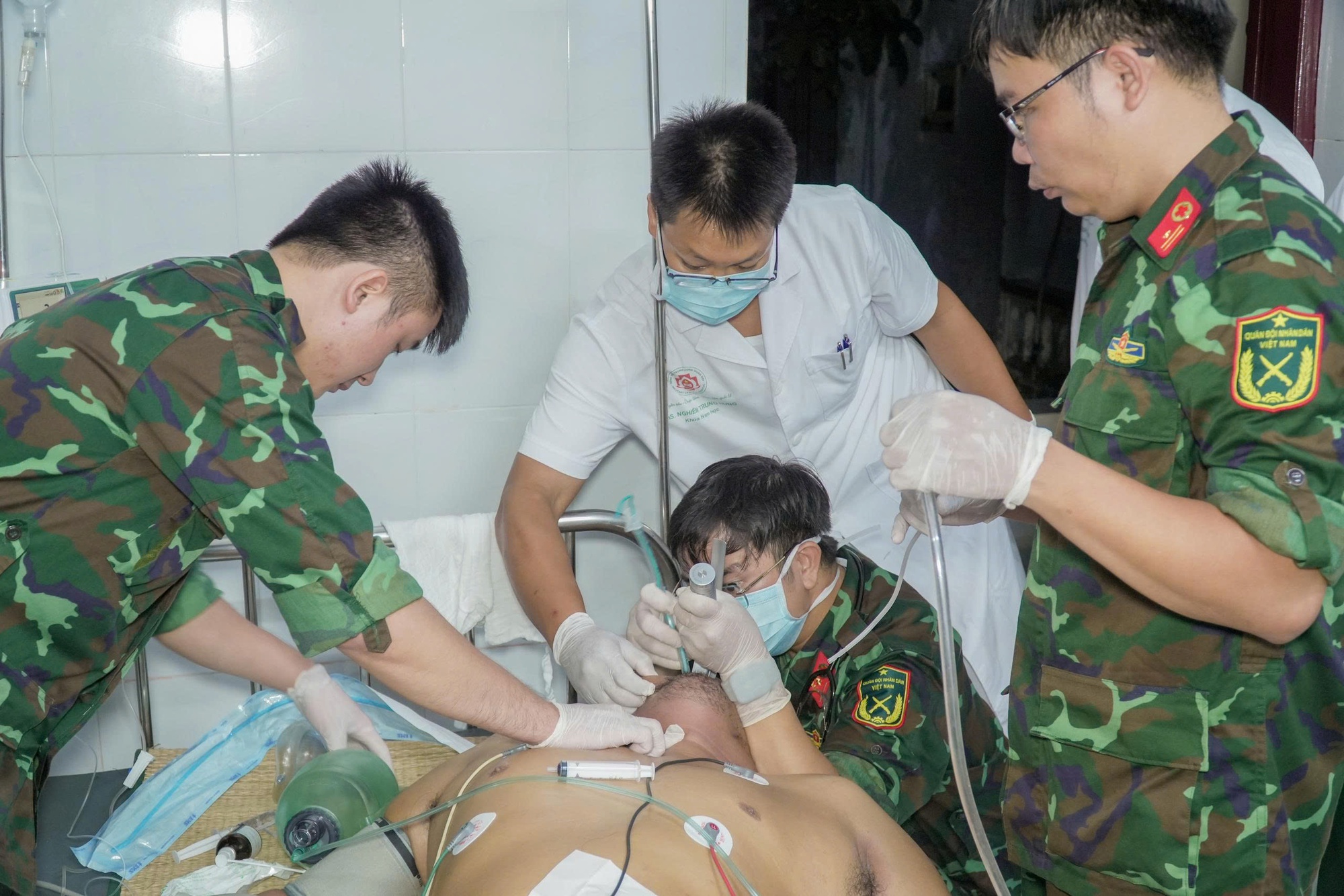 Cấp cứu thành công ngư dân nguy kịch sau 3 lần lặn sâu 40 mét tại Trường Sa- Ảnh 3. Cấp cứu thành công ngư dân nguy kịch sau 3 lần lặn sâu 40 mét tại Trường Sa- Ảnh 3.