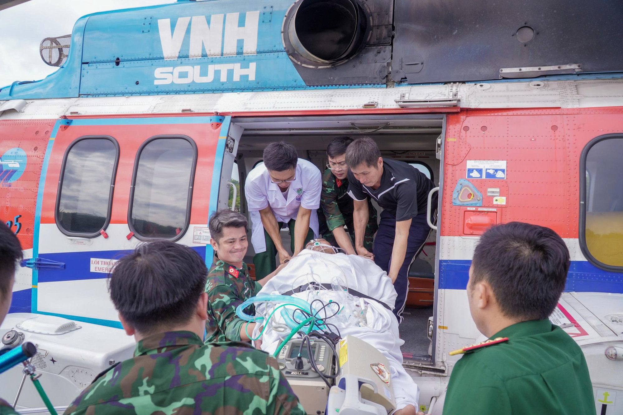 Cấp cứu thành công ngư dân nguy kịch sau 3 lần lặn sâu 40 mét tại Trường Sa- Ảnh 2. Cấp cứu thành công ngư dân nguy kịch sau 3 lần lặn sâu 40 mét tại Trường Sa- Ảnh 2.