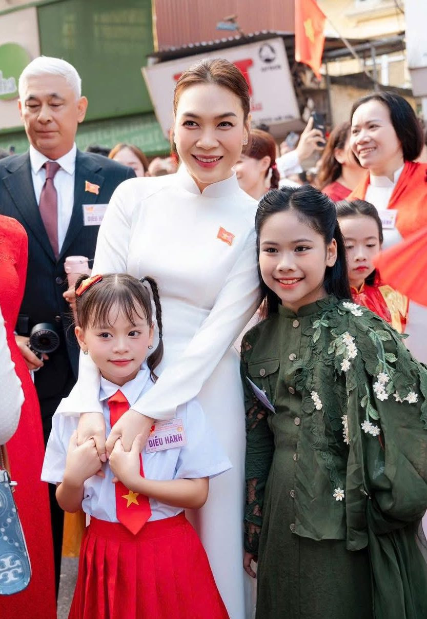 Vệ sĩ tóc bạc kề cận Mỹ Tâm: Làm chủ công ty 2.500 nhân viên, kín tiếng hôn nhân - Ảnh 1. Vệ sĩ tóc bạc kề cận Mỹ Tâm: Làm chủ công ty 2.500 nhân viên, kín tiếng hôn nhân - Ảnh 1.