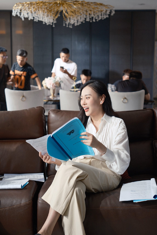 Nhan sắc Phương Oanh từ hậu trường phim đến lúc về nhà nấu ăn trong bếp - Ảnh 2. Nhan sắc Phương Oanh từ hậu trường phim đến lúc về nhà nấu ăn trong bếp - Ảnh 2.