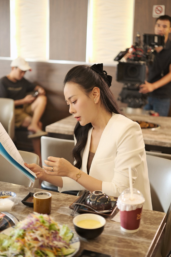 Nhan sắc Phương Oanh từ hậu trường phim đến lúc về nhà nấu ăn trong bếp - Ảnh 4. Nhan sắc Phương Oanh từ hậu trường phim đến lúc về nhà nấu ăn trong bếp - Ảnh 4.
